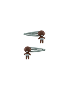 Conjunto de dois clips com boneco pequeno e presilha verde-acinzentada. We are gommu.