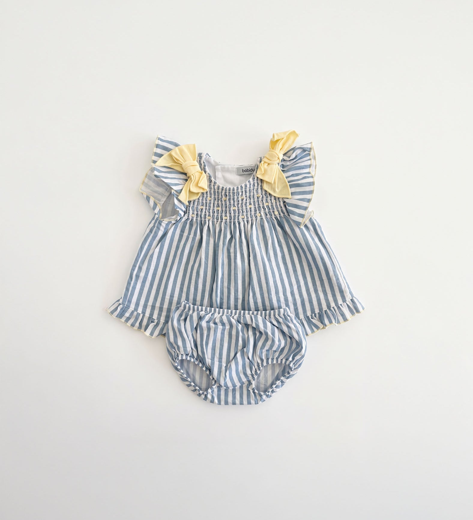 Vestido de bebé de riscas azul claro, laços nas alças e folho, com cueca