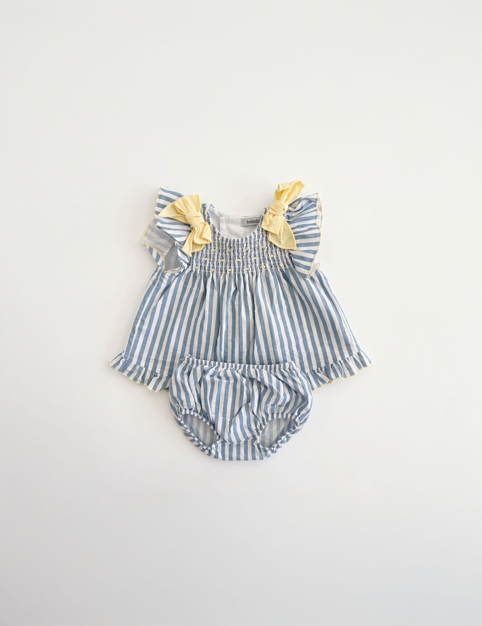Vestido de bebé de riscas azul claro, laços nas alças e folho, com cueca