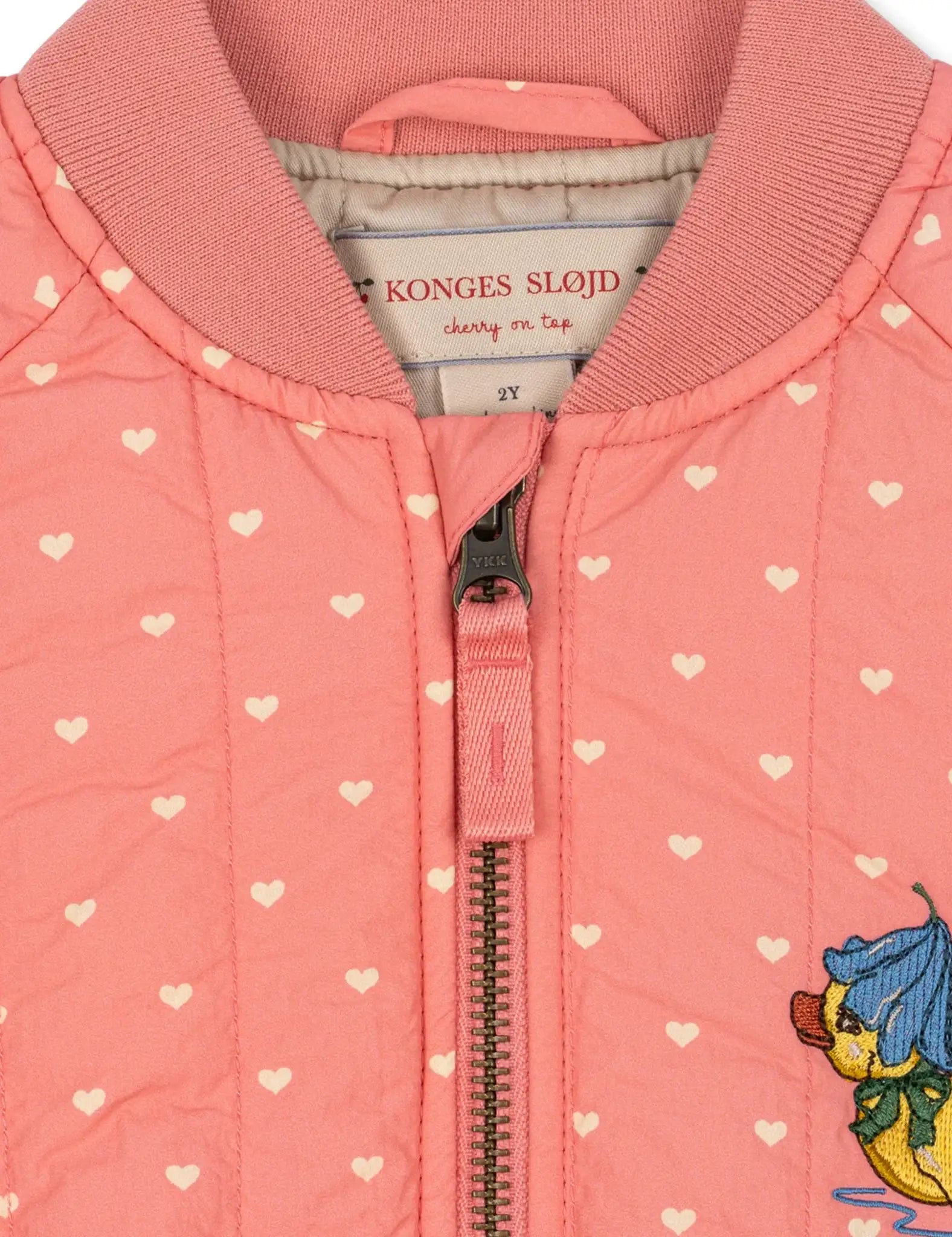 Casaco bomber para bebé rosa com corações e fecho-éclair frontal; bordado de animal. Konges Sløjd