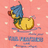 Casaco bomber rosa com corações, bordado de duckling e letras azuis 'TAIL FEATHERS'. Konges Sløjd