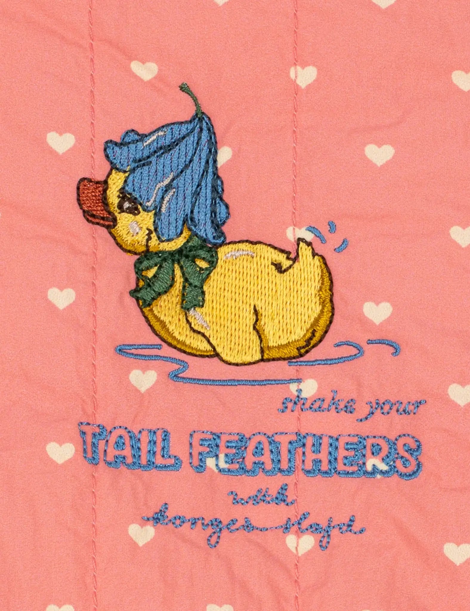 Casaco bomber rosa com corações, bordado de duckling e letras azuis 'TAIL FEATHERS'. Konges Sløjd