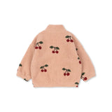 Casaco teddy rosa claro com padrão de cerejas bordadas, corte curto. Konges Sløjd