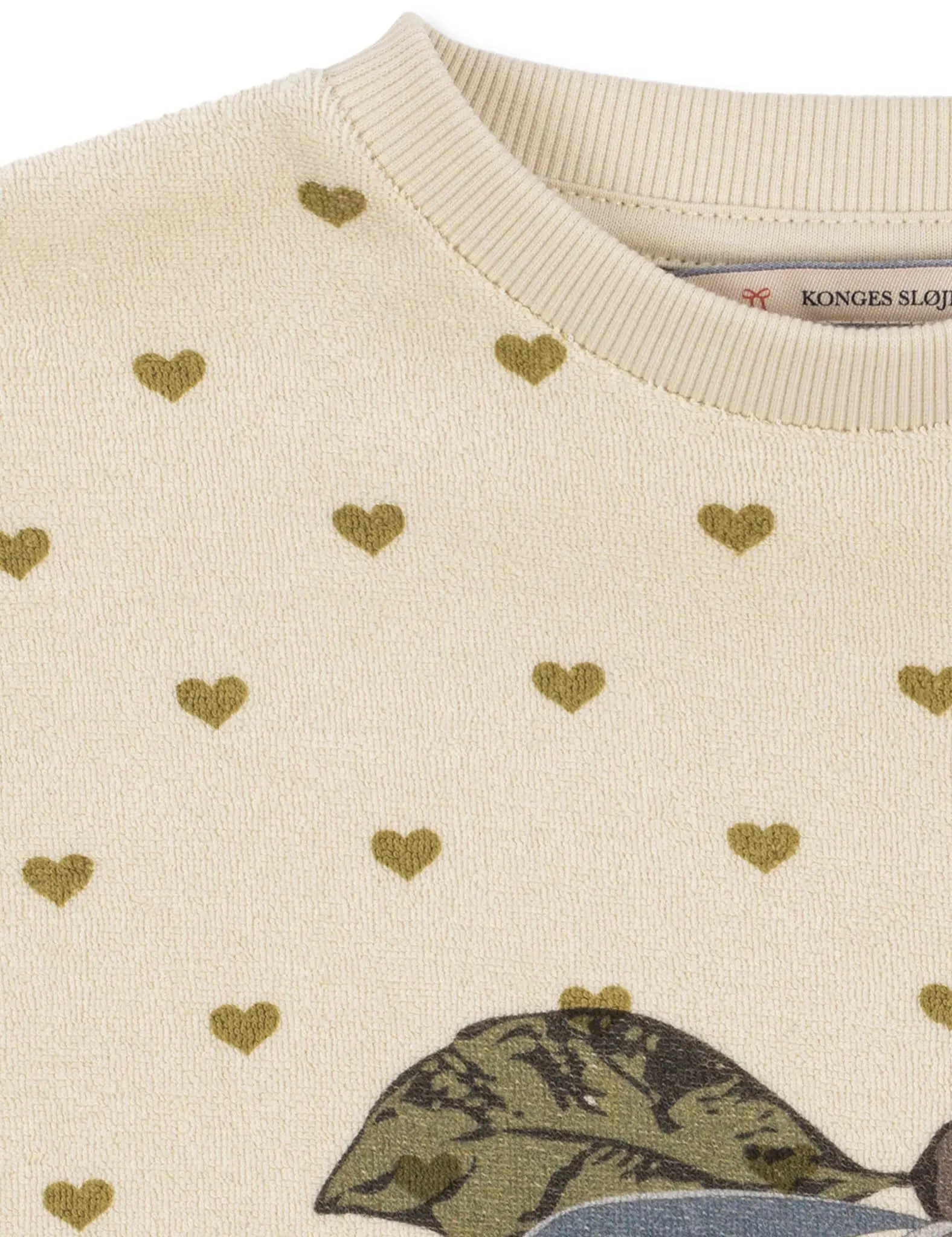 Sweatshirt bebé bege com corações verde-oliva e gola canelada. Konges Sløjd