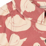 Casaco de folhos com estampa de cisnes rosa e creme, gola com franzido. Konges Sløjd