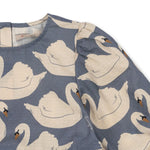 Blusa infantil azul-marinho com estampado de cisnes, gola redonda e fecho lateral. Konges Sløjd