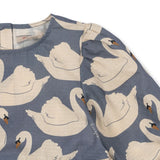 Blusa infantil azul-marinho com estampado de cisnes, gola redonda e fecho lateral. Konges Sløjd
