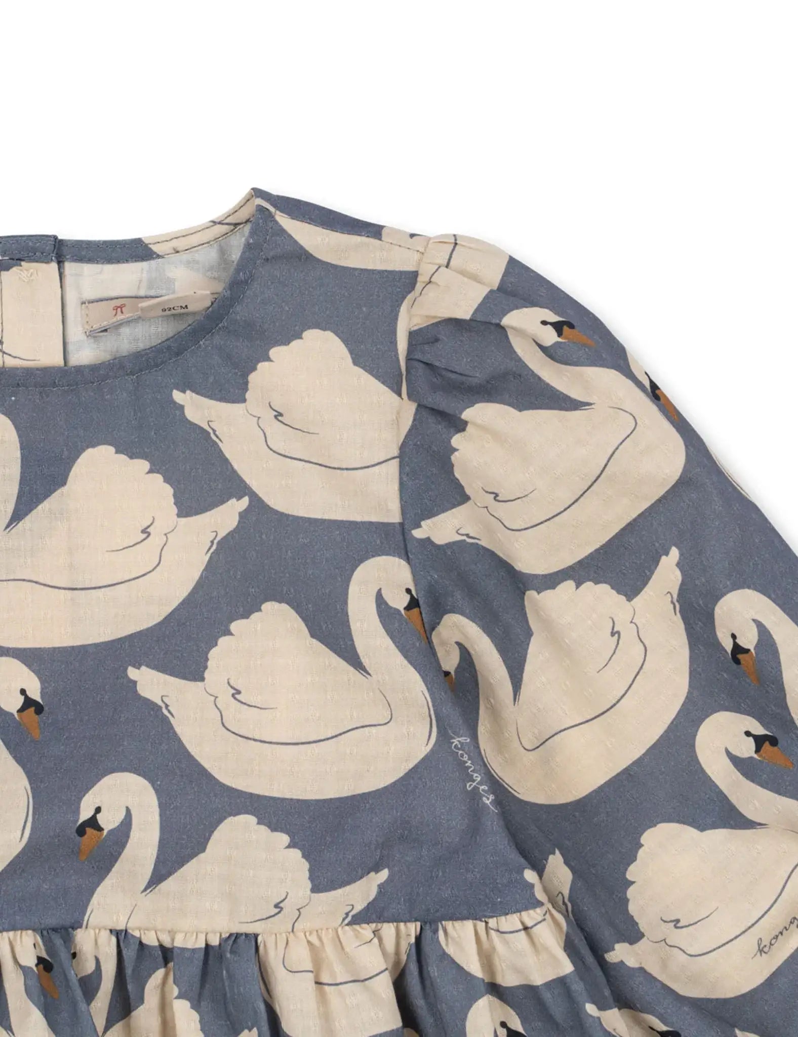 Blusa infantil azul-marinho com estampado de cisnes, gola redonda e fecho lateral. Konges Sløjd