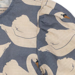 Blusa azul-marinho com estampado de cisnes, gola arredondada e ombros franzidos. Konges Sløjd