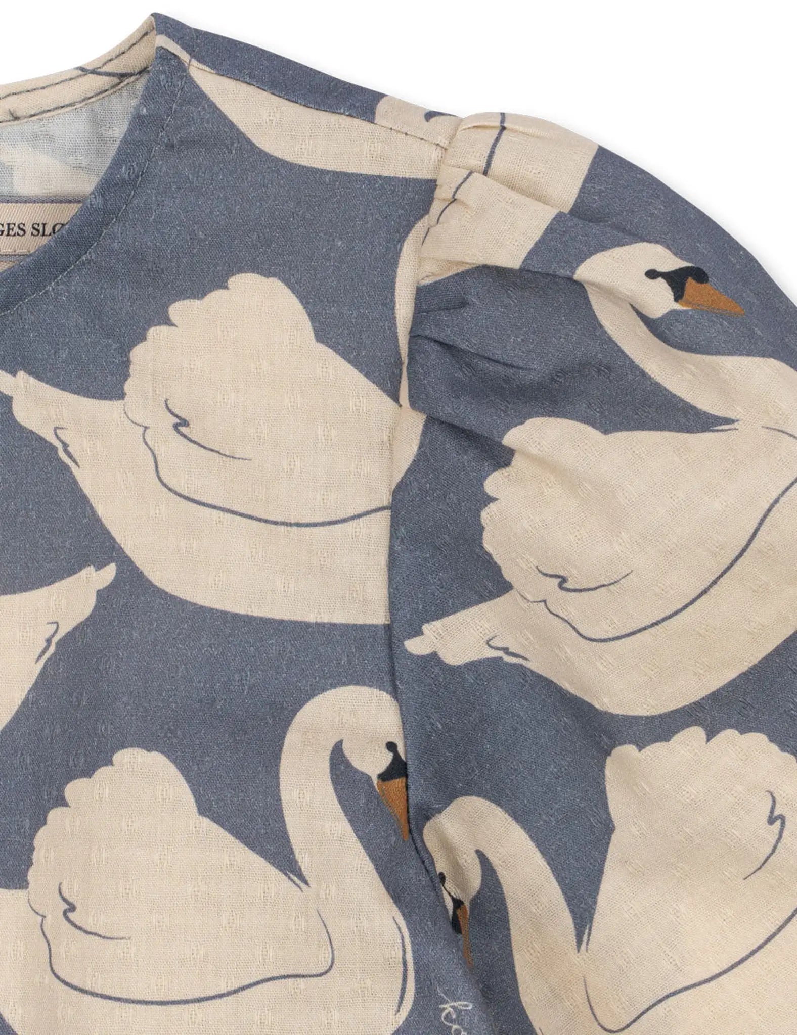 Blusa azul-marinho com estampado de cisnes, gola arredondada e ombros franzidos. Konges Sløjd