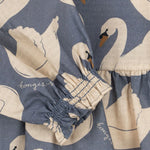 Blusa azul-marinho com cisnes, punhos elásticos franzidos e barra larga. Konges Sløjd