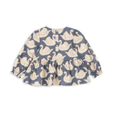 Blusa infantil azul com cisnes estampados, botões frontais e folho na cintura. Konges Sløjd