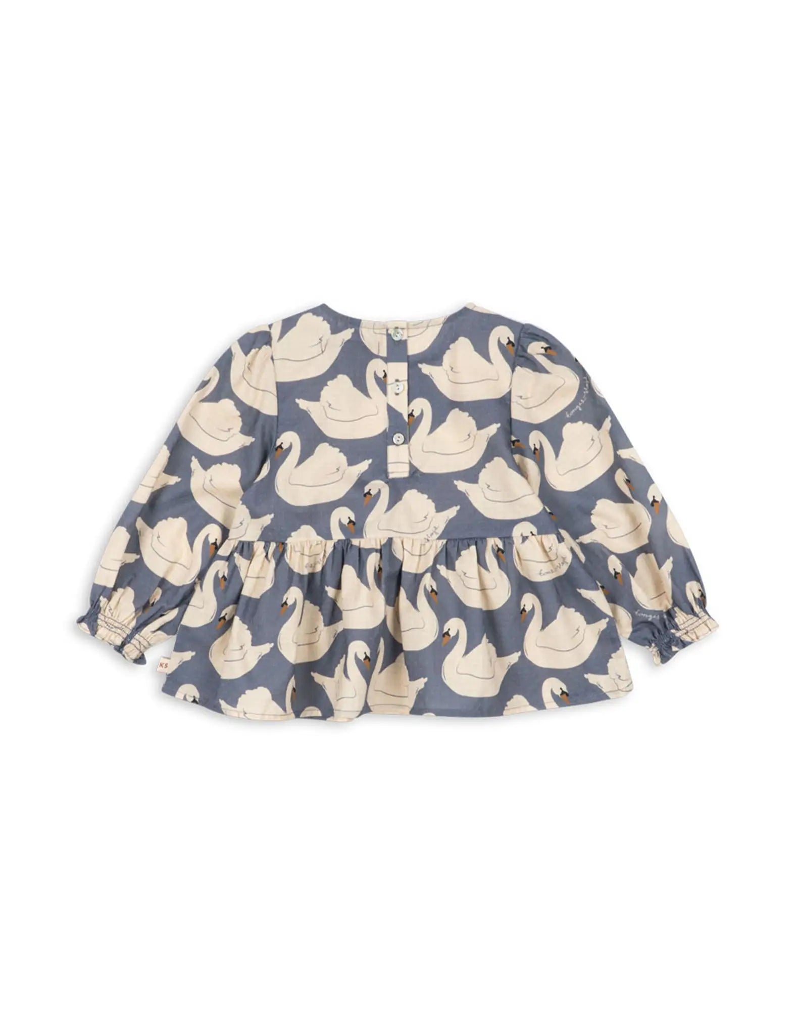 Blusa infantil azul com cisnes estampados, botões frontais e folho na cintura. Konges Sløjd
