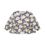 Blusa infantil azul com estampa de cisnes, franzido na cintura e mangas compridas. Konges Sløjd