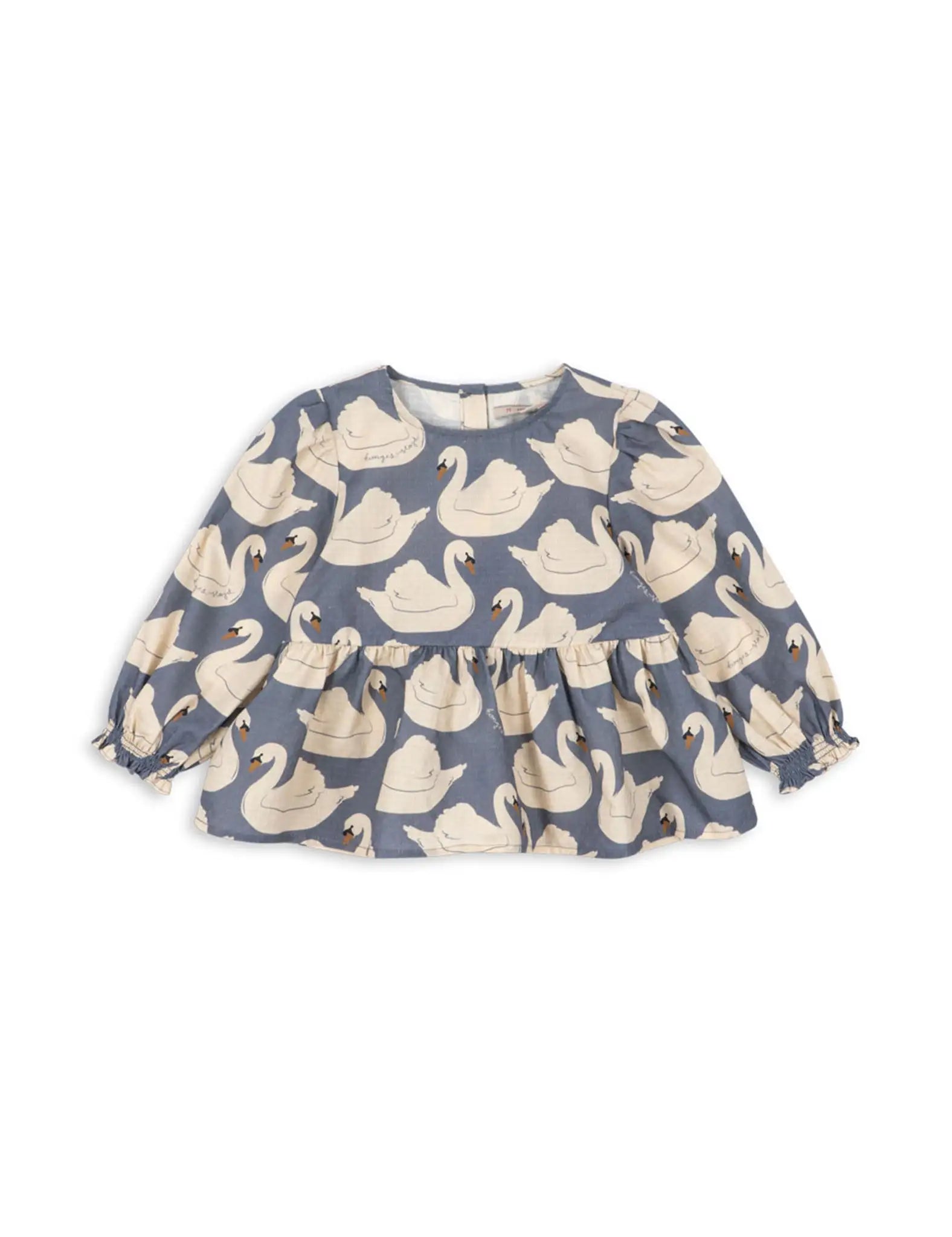 Blusa infantil azul com estampa de cisnes, franzido na cintura e mangas compridas. Konges Sløjd