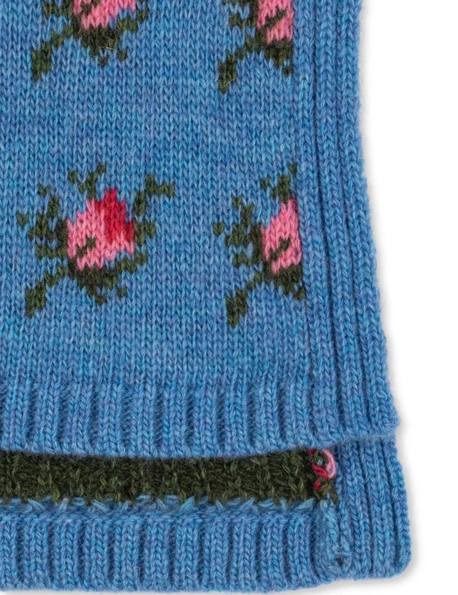 Gola de malha azul com flores coloridas e bainhas caneladas. Konges Sløjd