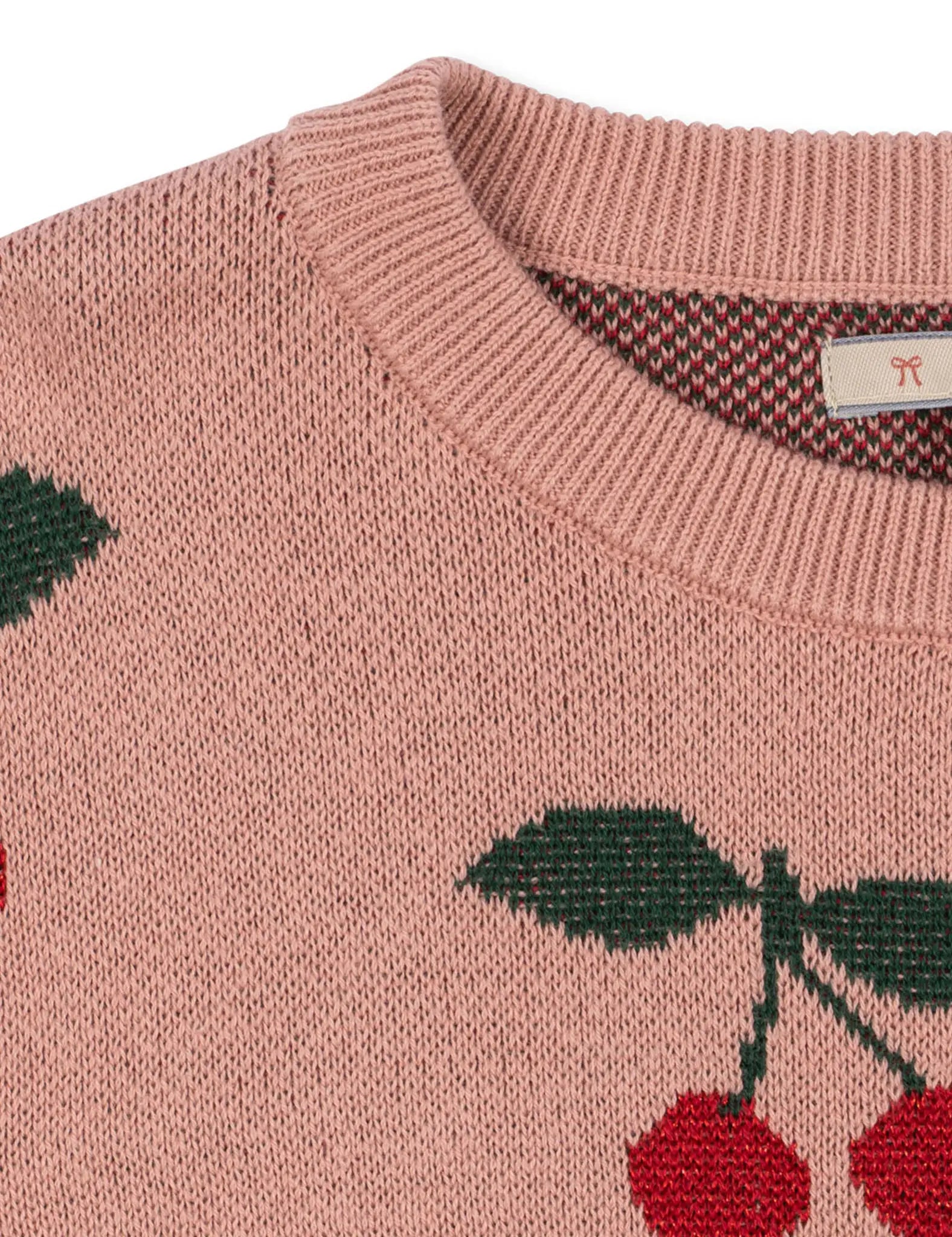 Blusa de malha rosa com padrão de cerejas, gola canelada e etiqueta. Konges Sløjd