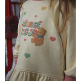 Sweat infantil bege com ursinho e corações coloridos, com folho na barra. Konges Sløjd