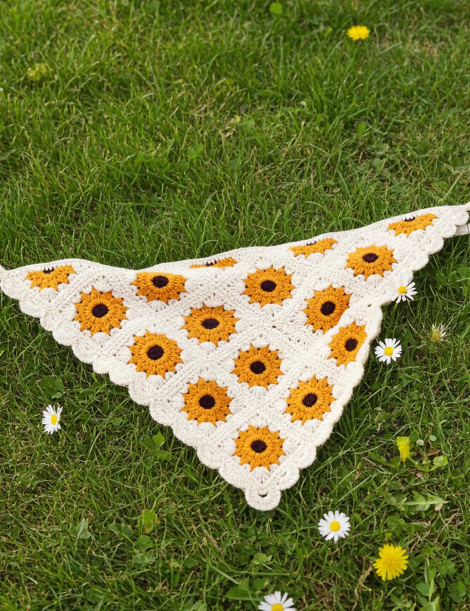 Lenço de cabeça em crochet branco, padrão girassol laranja e borda ondulada