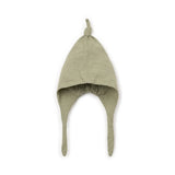 Gorro de tecido verde com orelheiras e nó no topo. Marca Play Up