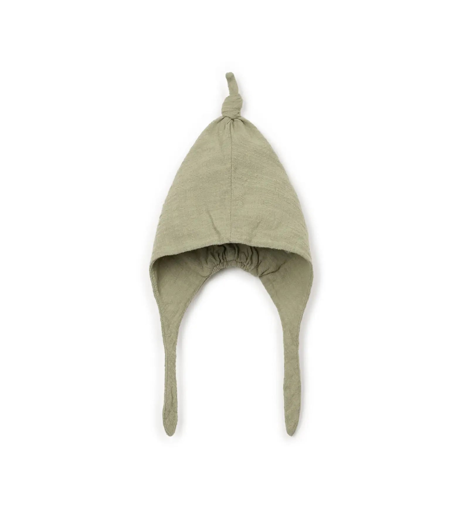 Gorro de tecido verde com orelheiras e nó no topo. Marca Play Up