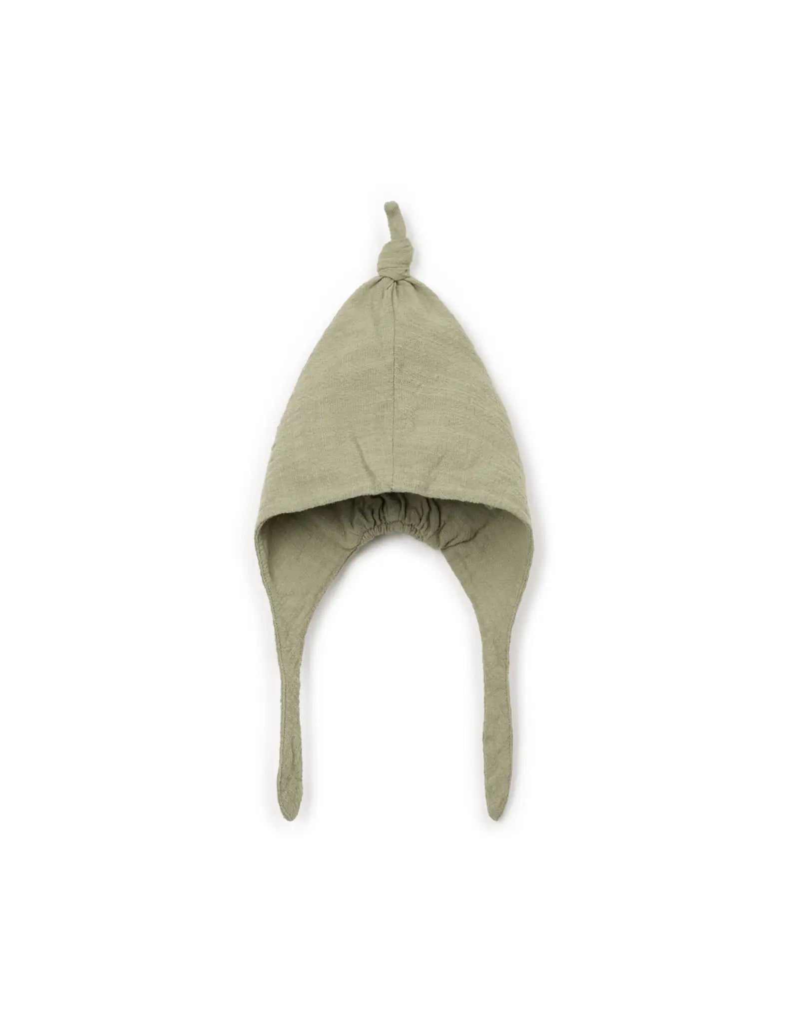 Gorro de tecido verde com orelheiras e nó no topo. Marca Play Up
