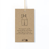 Etiqueta de roupa kraft com ilustração de macacão e texto. Marca Play Up