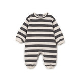 Macacão de bebé em jersey às riscas branco e preto, gola redonda. Marca Play Up